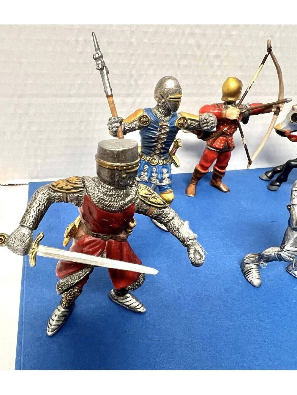 World of Knights SCHLEICH Knight Foot Soldier Sword Shield Hammer 2003 Horse LOT
